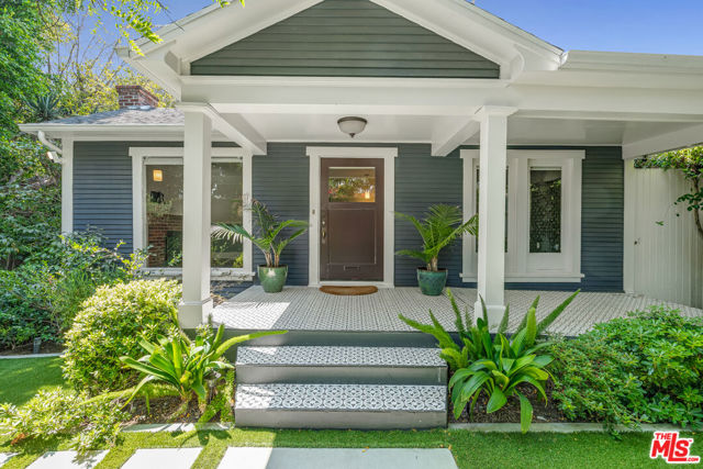 7024 De Longpre Avenue, Los Angeles CA: https://media.crmls.org/mediaz/eaf7a270-e989-48b5-bf20-e2220e8ce8d1.jpg