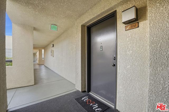 5530 Owensmouth Avenue, Woodland Hills CA: https://media.crmls.org/mediaz/eaf7f3f5-261b-442e-ba34-41bfee60caea.jpg