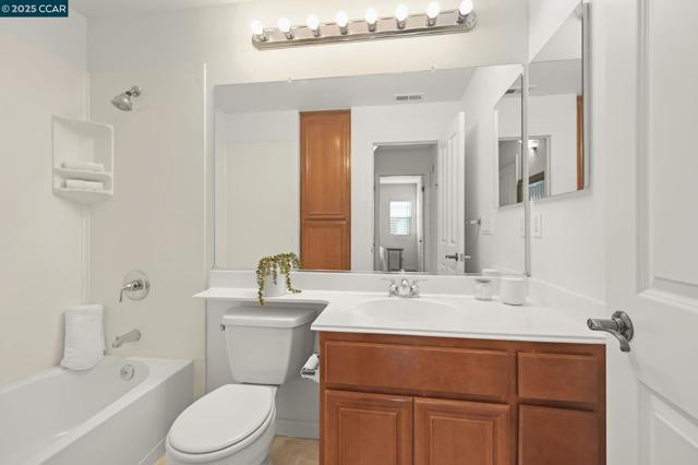 2371 Magnolia Bridge Dr, San Ramon CA: https://media.crmls.org/mediaz/eaf93058-96ed-4186-bc2b-7ae89c084ef5.jpg