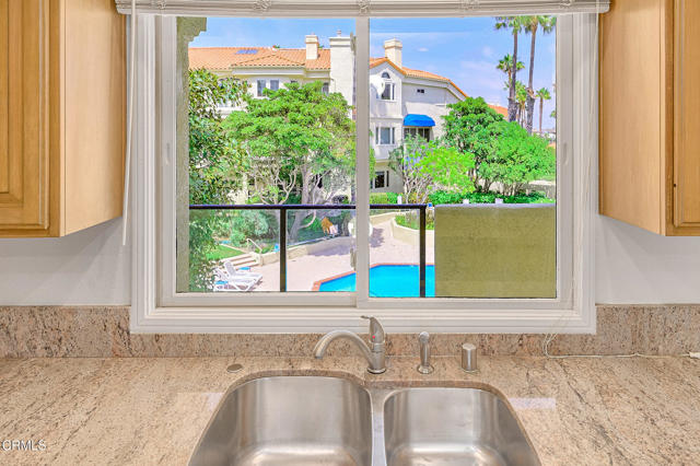 4229 Harbour Island Lane, Oxnard CA: https://media.crmls.org/mediaz/eaf98165-536b-44db-82cc-c37e68605de3.jpg