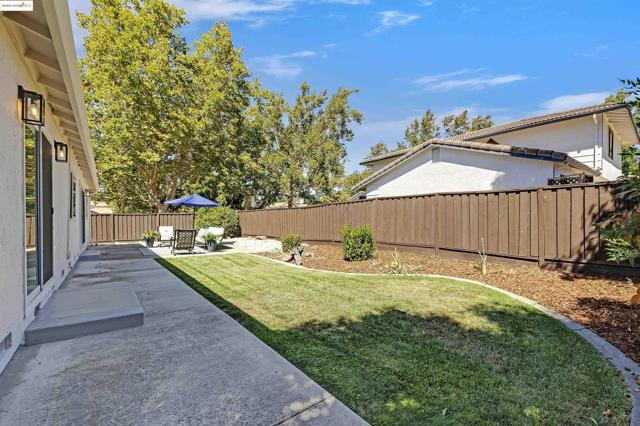 2802 Jones Gate Ct, Pleasanton CA: https://media.crmls.org/mediaz/eafa11f3-574a-4d0d-94f7-4c237bf92ca7.jpg