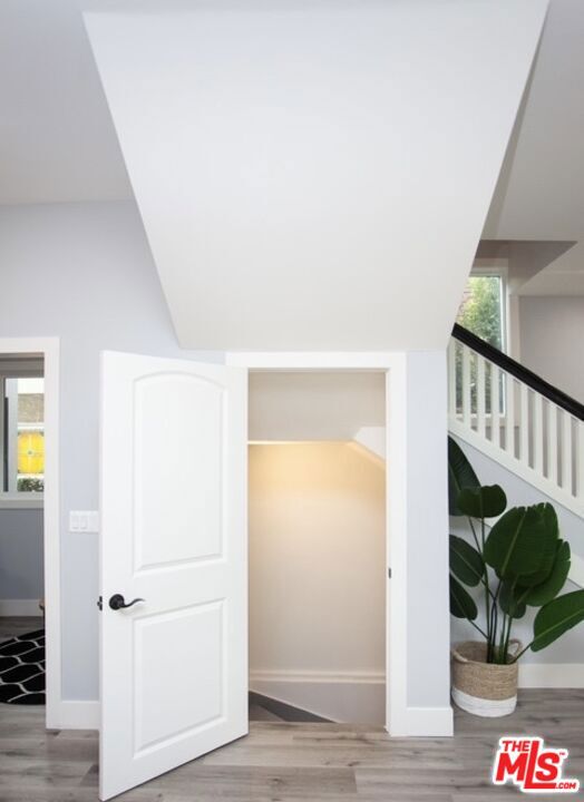 433 S Wilton Place, Los Angeles CA: https://media.crmls.org/mediaz/eafafabf-9955-4cb0-b1a8-171e906b878b.jpg