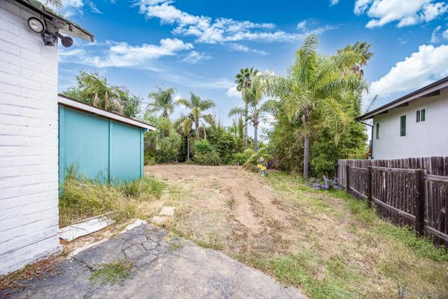 890 Capri Rd, Encinitas CA: https://media.crmls.org/mediaz/eafb544f-31ea-4cda-9a9e-02bae6e08e7b.jpg