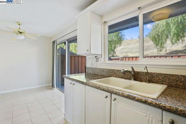 1048 Spring Valley Cmn, Livermore CA: https://media.crmls.org/mediaz/eafba120-bee2-446e-811a-e9561fc889b0.jpg