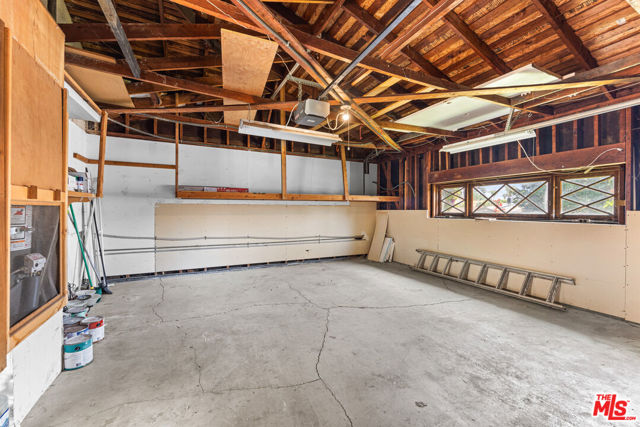 5013 Catalon Avenue, Woodland Hills CA: https://media.crmls.org/mediaz/eafc9eb3-6331-48e7-9e32-2426281d1138.jpg