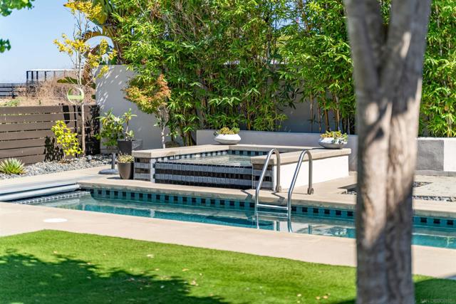 5259 Pacifica Dr, San Diego CA: https://media.crmls.org/mediaz/eafcde1d-836e-483c-92aa-946e45d6918f.jpg