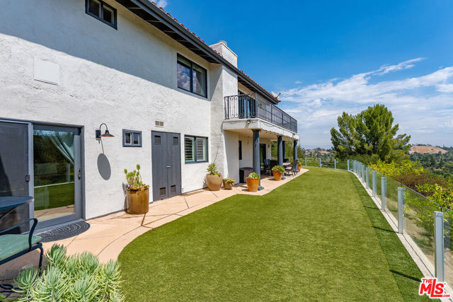 23306 Park Hacienda, Calabasas CA: https://media.crmls.org/mediaz/eafd283c-cc0c-4577-b229-bdb96b3e515a.jpg