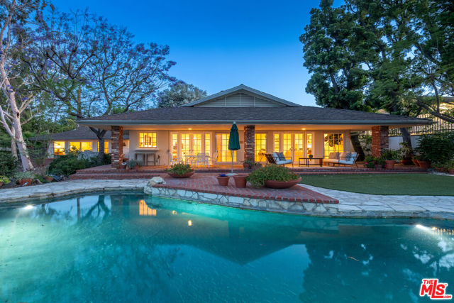 16331 Tudor Drive, Encino CA: https://media.crmls.org/mediaz/eafdef7a-66ed-481a-9ff5-40993270c661.jpg