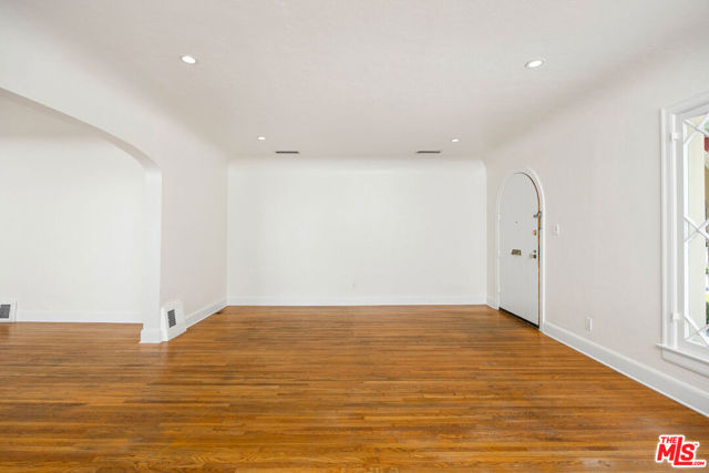 614 S Orange Drive, Los Angeles CA: https://media.crmls.org/mediaz/eafdefa4-1e89-4988-a4a9-e365146ad887.jpg