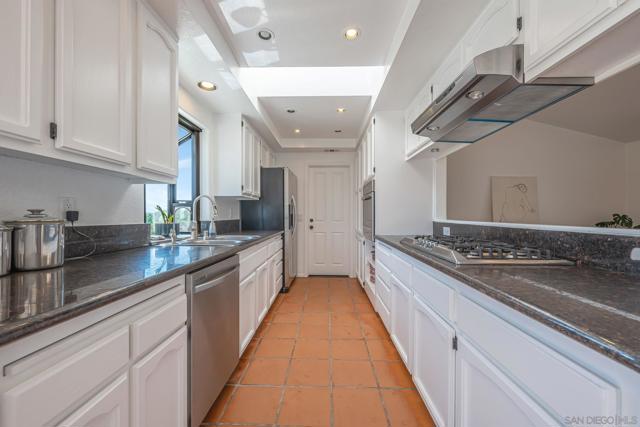 1761 Winterwarm Dr, Fallbrook CA: https://media.crmls.org/mediaz/eaff8085-4c6a-4d98-89e1-4324240c93ee.jpg