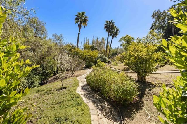 17037 El Mirador, Rancho Santa Fe CA: https://media.crmls.org/mediaz/eb003631-031b-4847-b47d-238e5c2a48ac.jpg