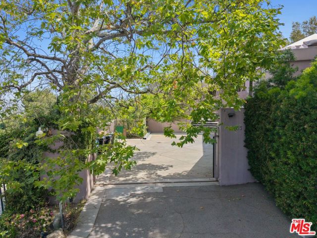 13335 Mulholland Drive photo 3