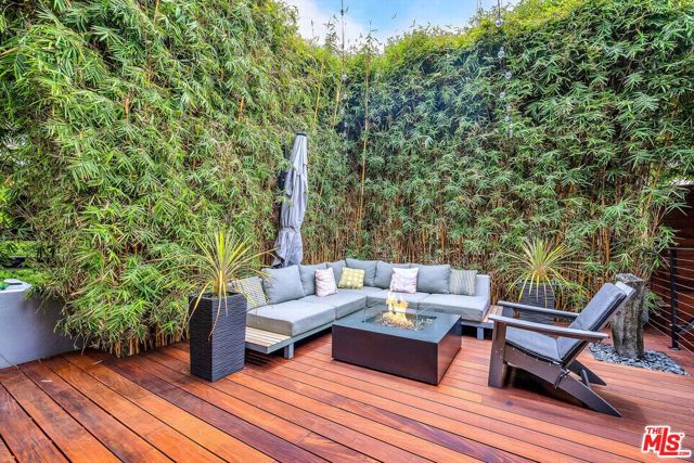749 Oxford Ave Avenue, Venice CA: https://media.crmls.org/mediaz/eb00928d-a350-4bf0-955c-ed3356c2ec02.jpg