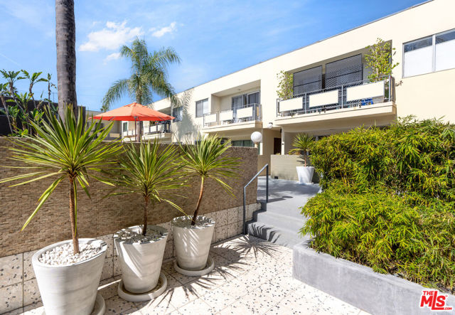 1233 N Laurel Avenue, West Hollywood CA: https://media.crmls.org/mediaz/eb00b5ad-e1f9-47f5-b6c3-238ea75ffd36.jpg