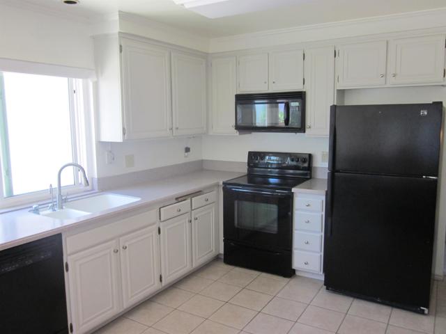 10706 Esmeraldas Dr, San Diego CA: https://media.crmls.org/mediaz/eb01e5ef-972d-46f9-a801-e372ad5ef4a2.jpg