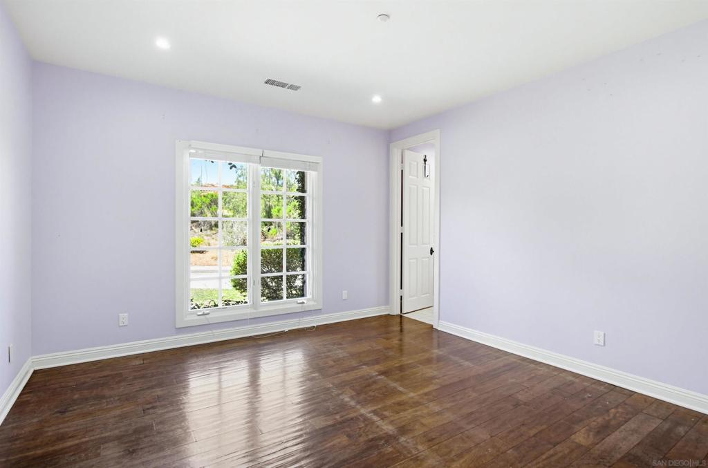 https://media.crmls.org/mediaz/eb0240e9-10e0-497f-ba06-d86b73e32c59.jpg?preset=X-Large