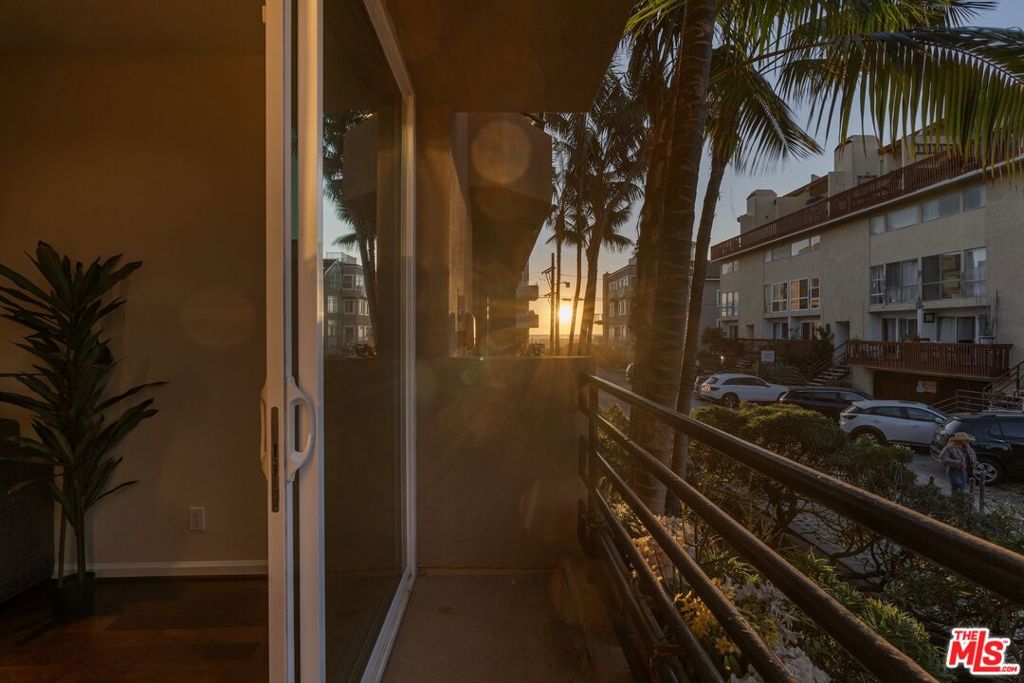 https://media.crmls.org/mediaz/eb029b0d-e3b5-460a-be66-695c8d5c8d0c.jpg?preset=X-Large