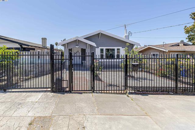 4015 SAN JUAN ST, Oakland CA: https://media.crmls.org/mediaz/eb02f685-a835-423a-9965-22c756781a17.jpg
