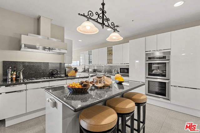 10380 Wilshire Boulevard, Los Angeles CA: https://media.crmls.org/mediaz/eb03601f-dc94-41ee-80b1-df61e0808adf.jpg