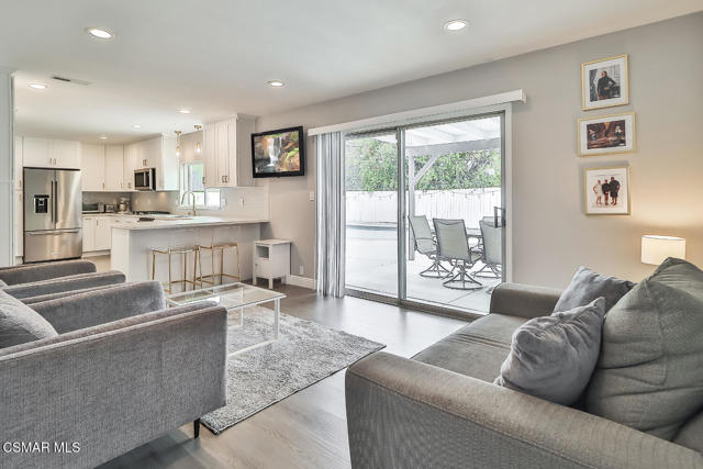 168 E Gainsborough Road, Thousand Oaks CA: https://media.crmls.org/mediaz/eb03944b-be4c-40c3-a5a2-eb7f6dd0016a.jpg