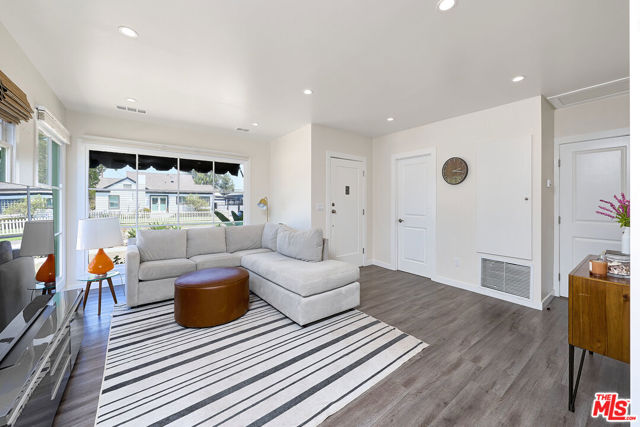 3653 Falcon Avenue, Long Beach CA: https://media.crmls.org/mediaz/eb03a12a-1924-49aa-a15d-6e6c85feeff2.jpg