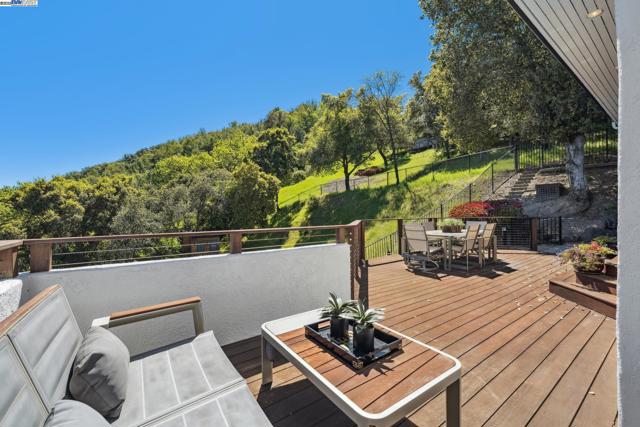 11 Leslyn Lane, Lafayette CA: https://media.crmls.org/mediaz/eb0439b7-f237-465e-85e9-90c42e805365.jpg