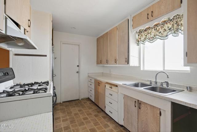 110 E Oak View Avenue, Ojai CA: https://media.crmls.org/mediaz/eb054bd2-9fef-4a2a-8435-eafdf9954994.jpg