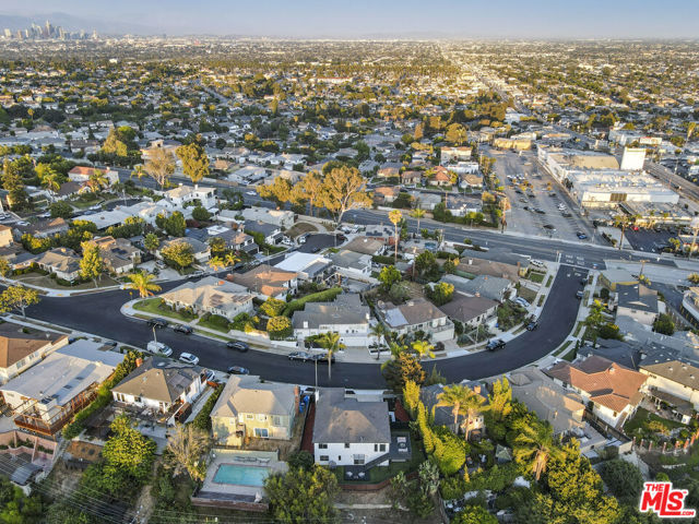 5549 Onacrest Drive, Los Angeles CA: https://media.crmls.org/mediaz/eb08994c-0d01-4447-988f-19dc2339a164.jpg