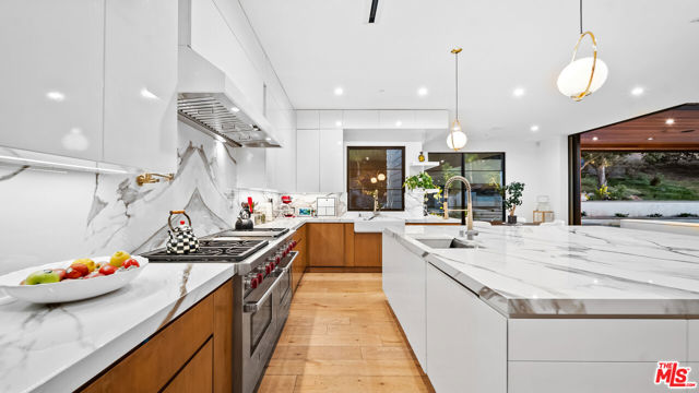 18762 Wells Drive, Tarzana CA: https://media.crmls.org/mediaz/eb0929f8-79f6-434f-b3f3-f7be8950b1fd.jpg