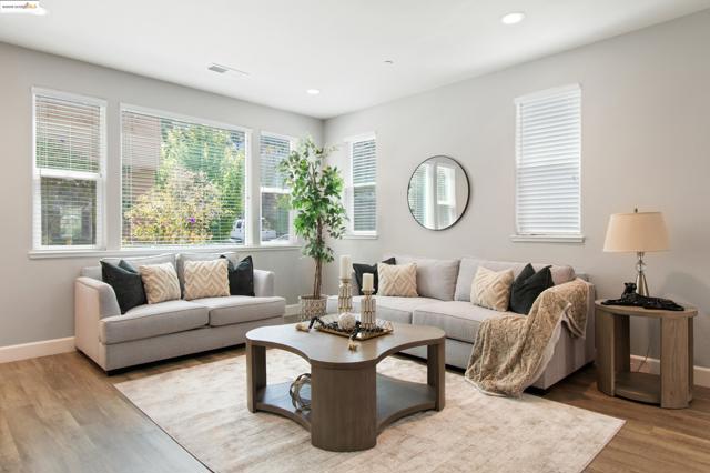 701 Tierney Pl, Martinez CA: https://media.crmls.org/mediaz/eb0af260-3de2-43c2-a764-d86cd2d84f42.jpg