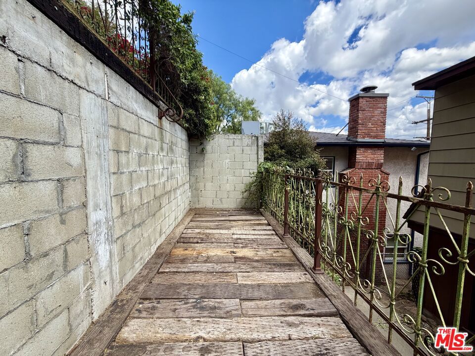 https://media.crmls.org/mediaz/eb0b321d-2014-4d25-95aa-2819101fc870.jpg?preset=X-Large