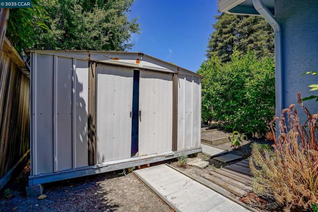 1801 Whitman Rd, Concord CA: https://media.crmls.org/mediaz/eb0c885b-da68-4d77-b518-1984d8846e72.jpg
