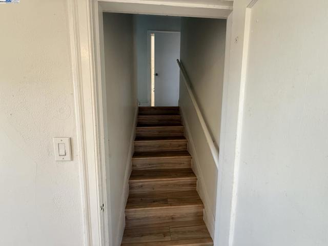 7800 Lockwood St, Oakland CA: https://media.crmls.org/mediaz/eb0ca96c-cd45-4423-bbbf-feea7ae7aa9d.jpg