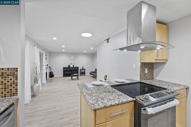 1117 Indian Summer Ct, San Jose CA: https://media.crmls.org/mediaz/eb0d0a20-bff5-4954-89ec-226bf96984a5.jpg