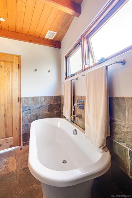 1464 Summit Ave, Cardiff by the Sea CA: https://media.crmls.org/mediaz/eb0e1f4e-e769-488b-a493-baebfc617f36.jpg
