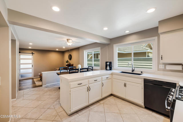 4471 Skyglen Court, Moorpark CA: https://media.crmls.org/mediaz/eb0e30c1-0e59-48b1-9ab0-25b14949f0bd.jpg
