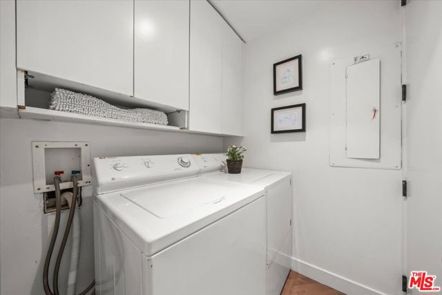 300 N Swall Drive, Beverly Hills CA: https://media.crmls.org/mediaz/eb0e639b-c217-4f1d-8c5c-5872c86ff332.jpg