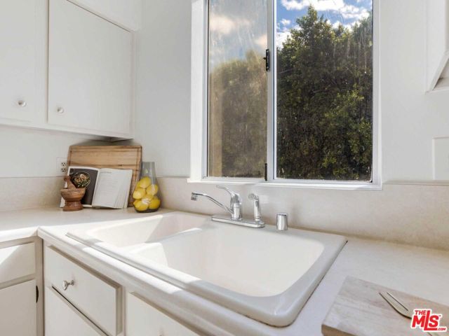 15060 Victory Boulevard, 105 photo 7
