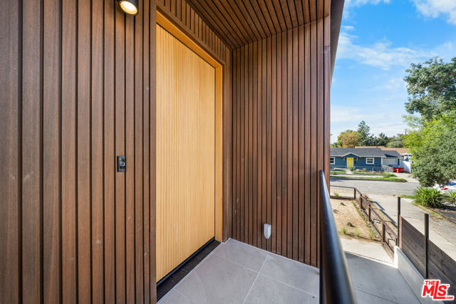 1688 N Sierra Bonita Avenue, Pasadena CA: https://media.crmls.org/mediaz/eb0f4f09-afbd-47f9-8f7c-ffb77263069e.jpg