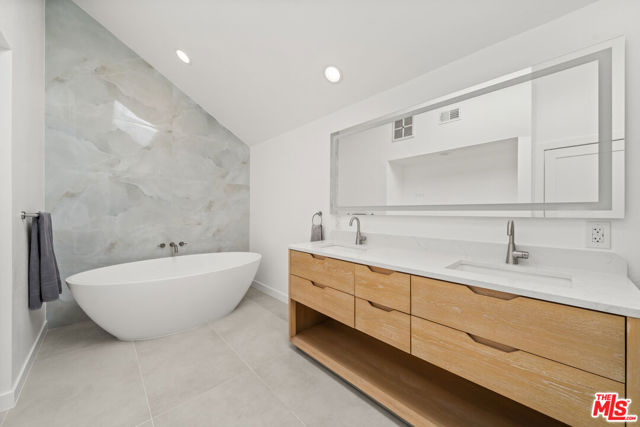 13082 Mindanao Way, Marina del Rey CA: https://media.crmls.org/mediaz/eb1006d9-1cde-43cf-89a8-157ed198c0d3.jpg