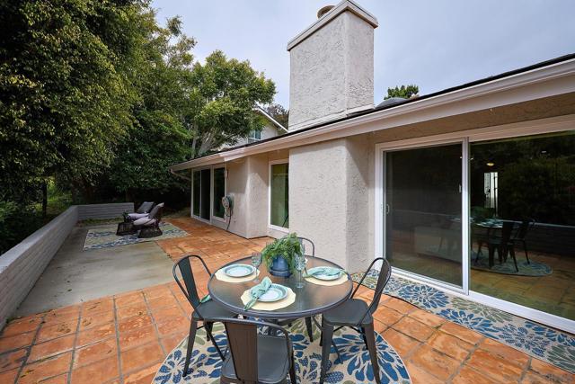 2162 Caminito Circulo Sur, La Jolla CA: https://media.crmls.org/mediaz/eb106fa0-982b-463a-8b32-5044281e13eb.jpg