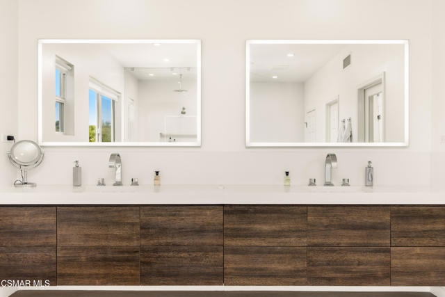 6072 Mandeville Place, Oak Park CA: https://media.crmls.org/mediaz/eb10775f-2140-4779-9286-8c91914da6ae.jpg