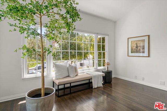 10411 Windtree Drive, Bel Air CA: https://media.crmls.org/mediaz/eb108718-ac28-4852-a279-f0406bae8ca7.jpg
