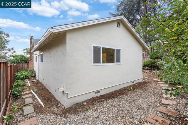 2326 Bramble Ct, Castro Valley CA: https://media.crmls.org/mediaz/eb114e4e-8740-4a37-ae66-d49ca41852d1.jpg