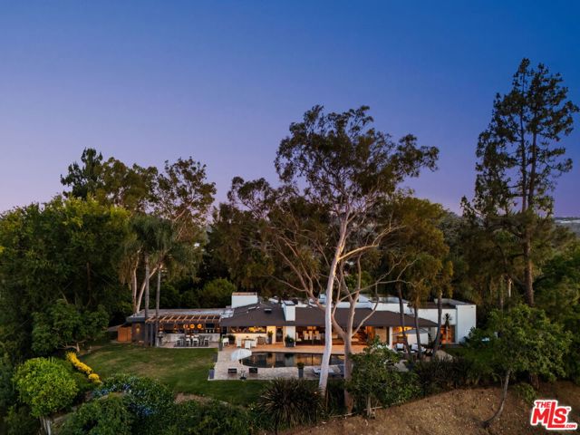 11531 Amanda Drive, Studio City CA: https://media.crmls.org/mediaz/eb124f4d-9466-441a-8499-50ab98755e35.jpg