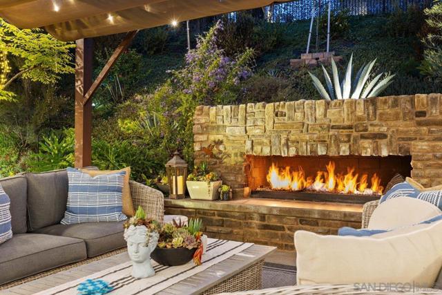 1217 Stockton Pl, Escondido CA: https://media.crmls.org/mediaz/eb12ac11-4665-4c46-8143-40afa22cba74.jpg