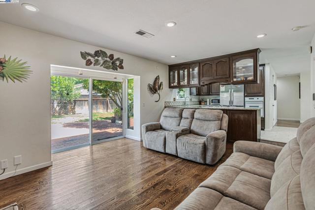 903 Lanewood Dr, San Jose CA: https://media.crmls.org/mediaz/eb1357d8-b2f0-440d-910f-39ae3ff7eaca.jpg