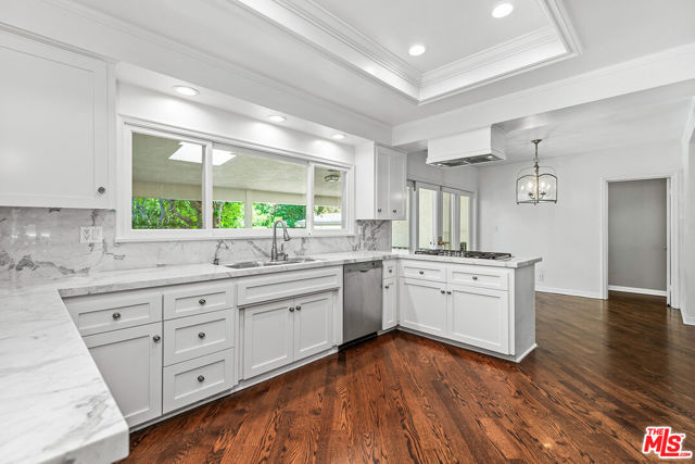 374 Homewood Road, Los Angeles CA: https://media.crmls.org/mediaz/eb13e37d-2ea2-4444-a1ef-53c033679771.jpg
