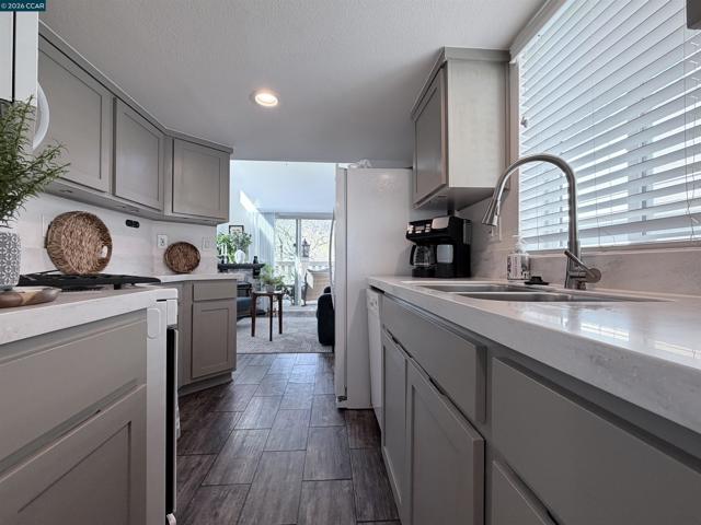 16711 Marsh Creek Rd, Clayton CA: https://media.crmls.org/mediaz/eb1475f6-7940-4497-80fb-fd686b80add7.jpg