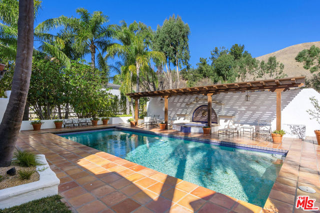 25127 Jim Bridger Road, Hidden Hills CA: https://media.crmls.org/mediaz/eb147b08-4a12-487d-ab75-4927f8288ed7.jpg